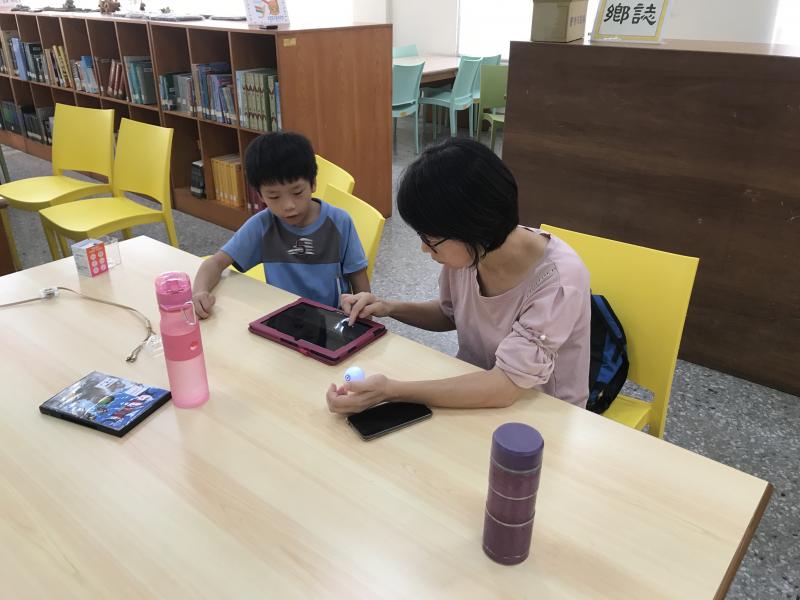 媽媽學員陪伴孩子一同體驗機器球的樂趣