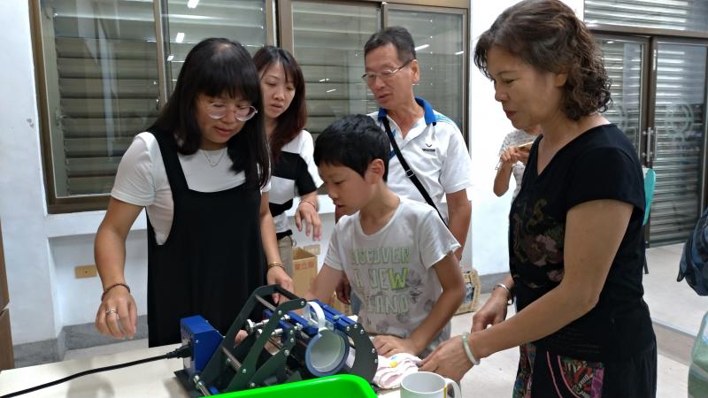 老師教學員運用馬克杯機完成熱轉印馬克杯