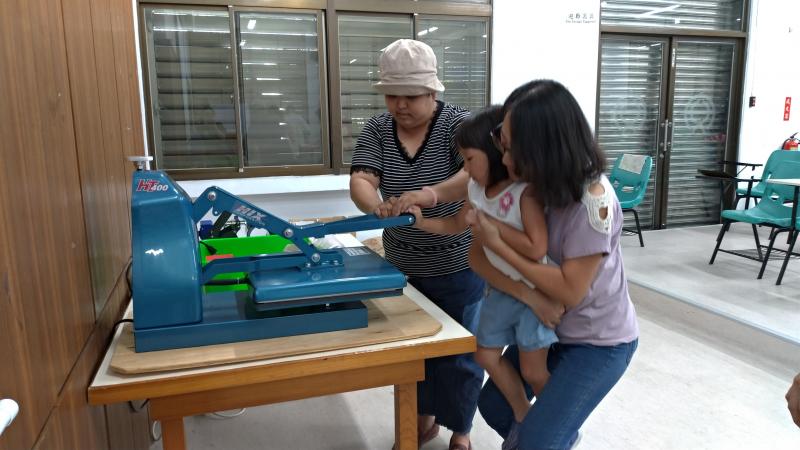 家長和小孩一同來體驗熱轉印課程