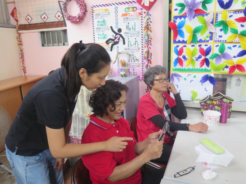 長輩們著手操作智慧型手機