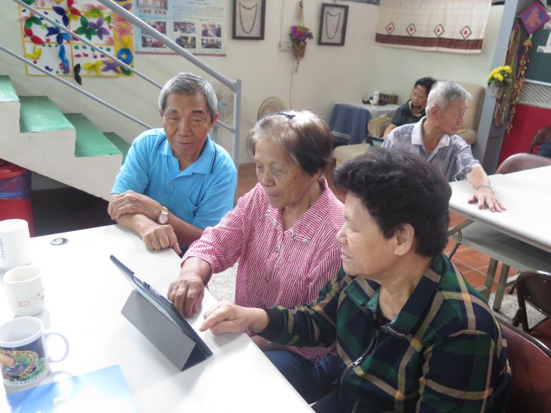 平板電腦練習滑來滑去動手又動腦