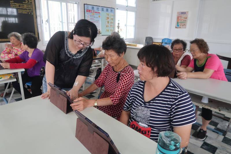 講師指導平板電腦如何操作