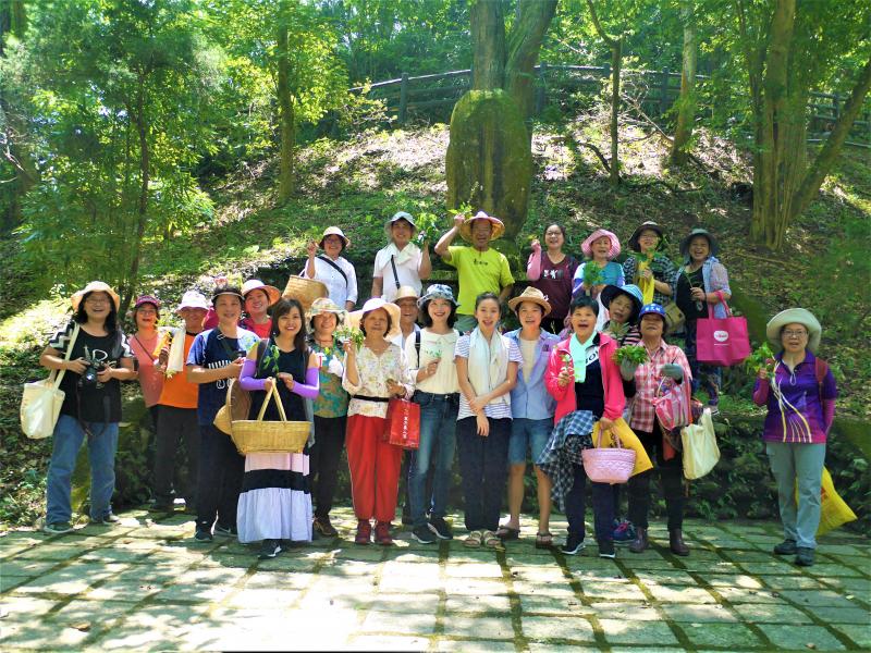 課堂學員一起在北埔事件紀念碑前開心合影