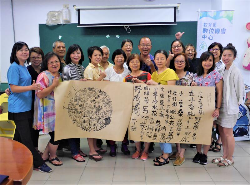 學員們集體完成了雜草蔓陀蘿和書寫配方兩幅作品，一起開心合照