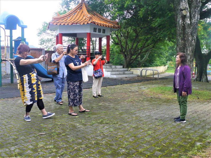 學員們擔任攝影師和演員，到戶外拍攝取景