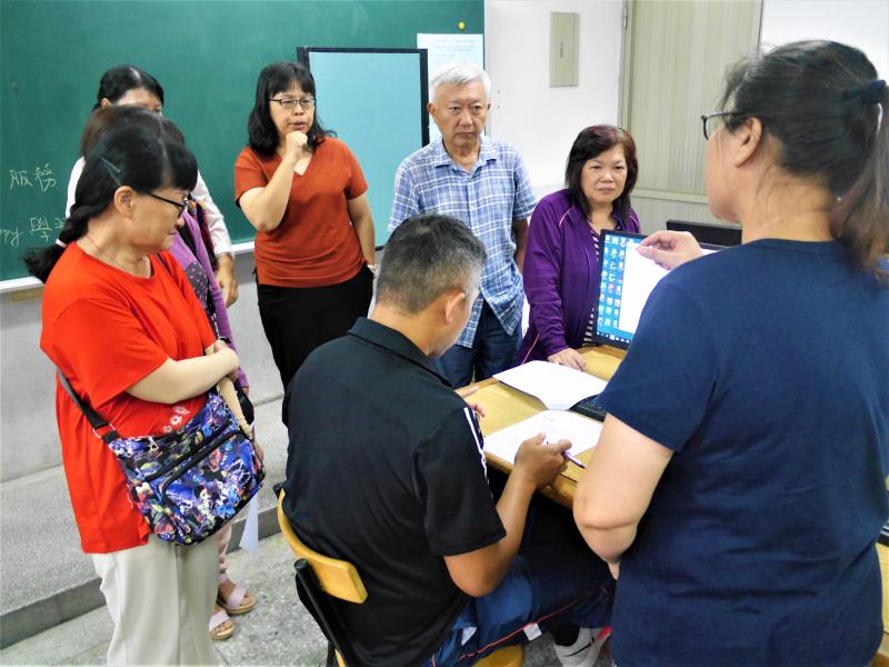 學員們聚集在一起討論劇本