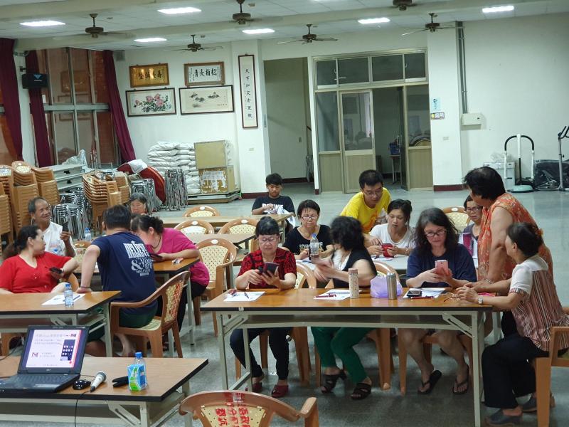 學員認真在下載安裝APP情形.