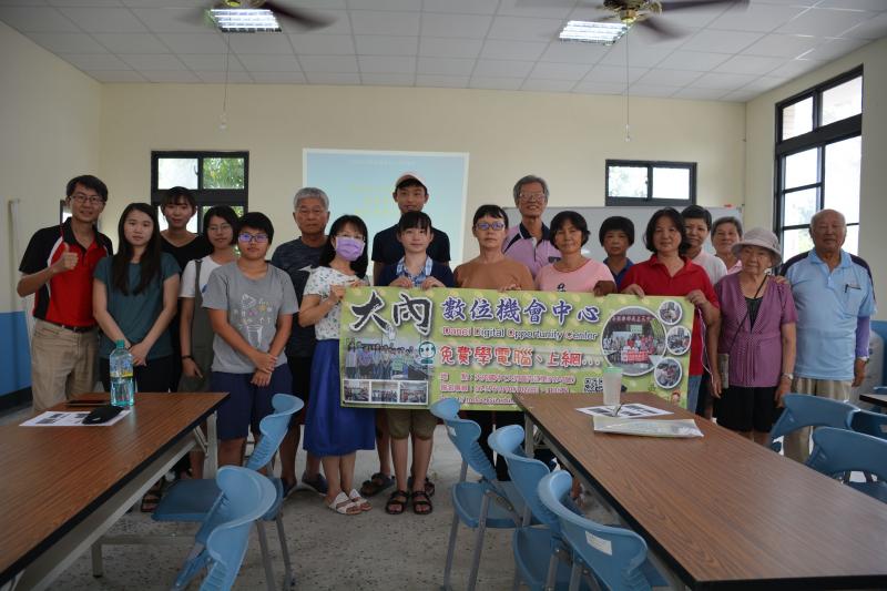 利用師生全體合照，示範腳架與計時器使用要領