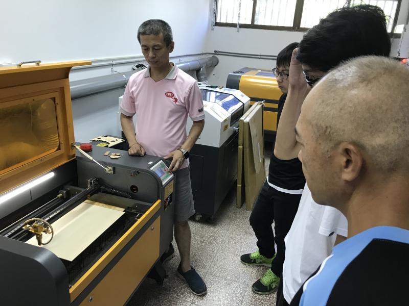 老師帶領雷射雕刻實際應用操作