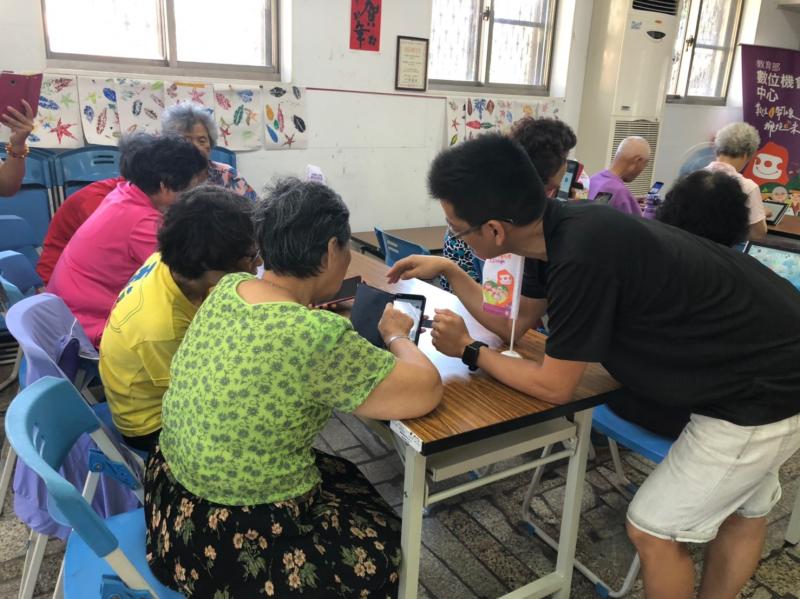 老師要學員自己實際操作一次，老師也很有耐心