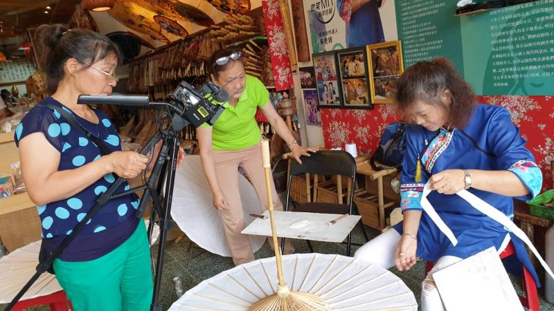 學員們採訪並攝影紀錄整個油仔傘製作過程