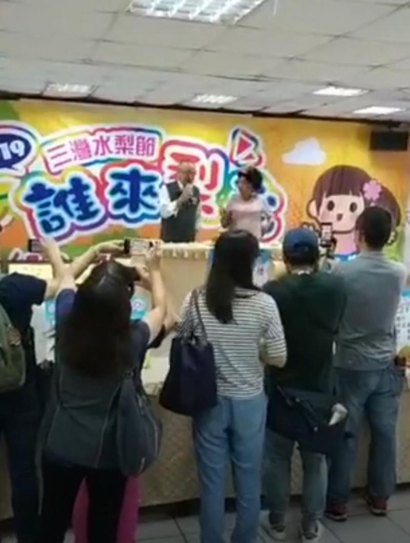 實際做直播，給臉書好友案讚並分享。