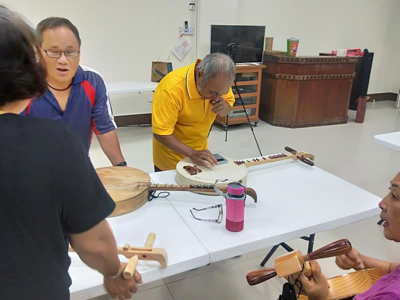 老師調整琴弦中