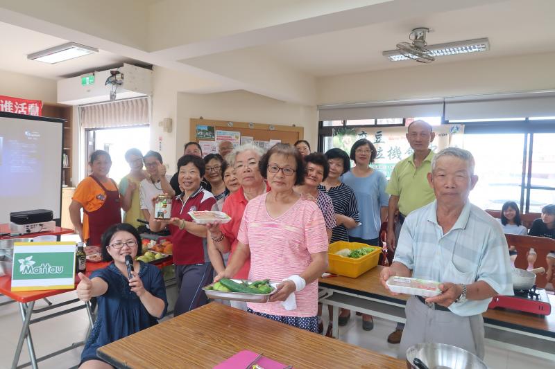 全員端出美食大合照