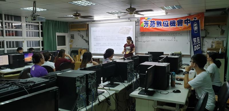 講師說明雷雕設計原理及預期雷雕產出成品