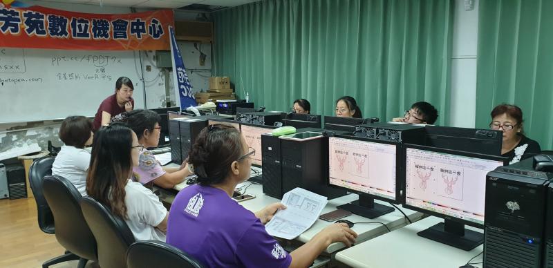 講師教授學員使用免費繪圖軟體進行製圖