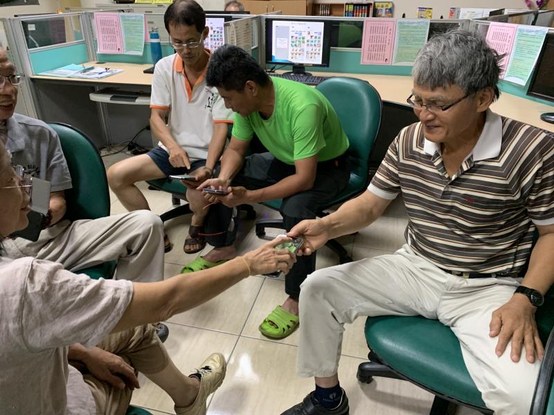 我是網紅-農特產直播秀課程，學員們互動良好，快樂學習。