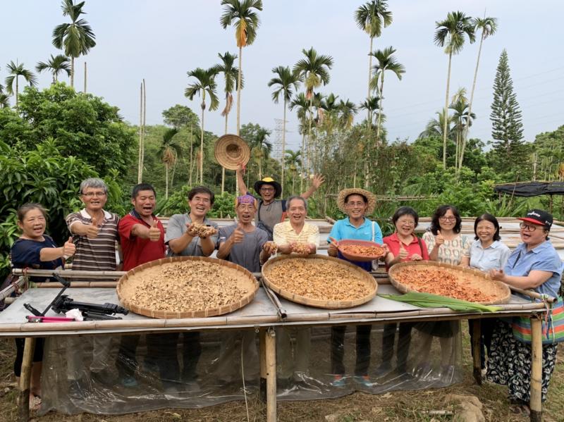 我是網紅-農特產直播秀課程，講師帶學員到農地實際操作。