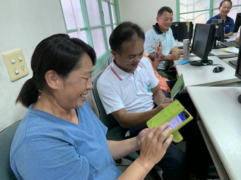 我是網紅-農特產直播秀課程，學員拿著手機認真操作與練習。