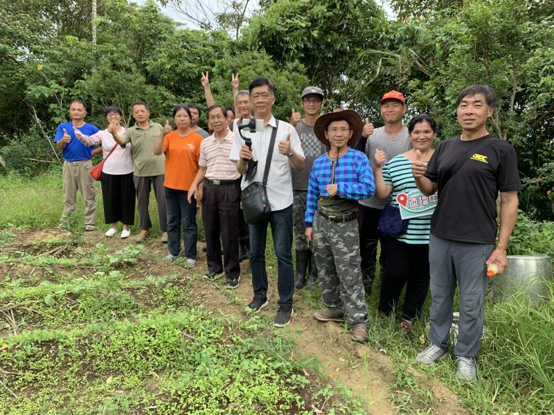 我是網紅-農特產直播秀課程，講師帶學員到農地實際操作。