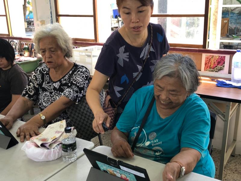 學員在臉書上看見親朋友好的動態，心裡非常開心。