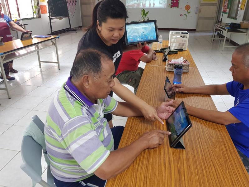 學員們認真的學習平板操作方法。