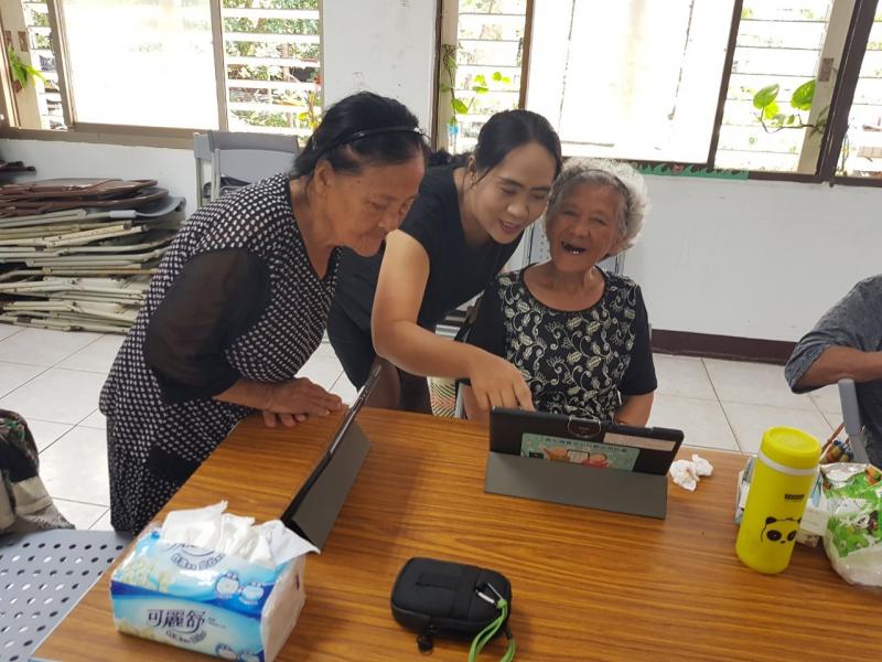 文健站志工非常熱心的幫忙課程進行，學員們開心學習。