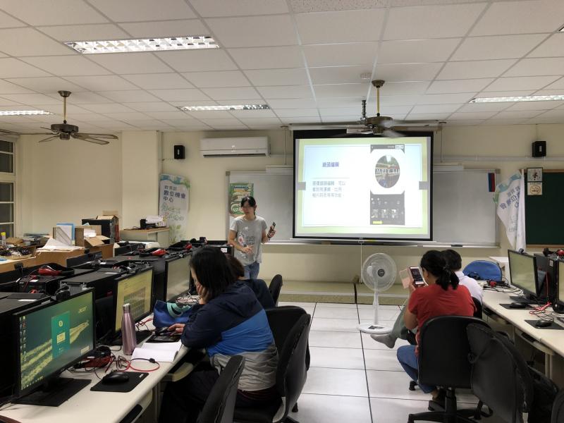 講師在講解小影app的功能