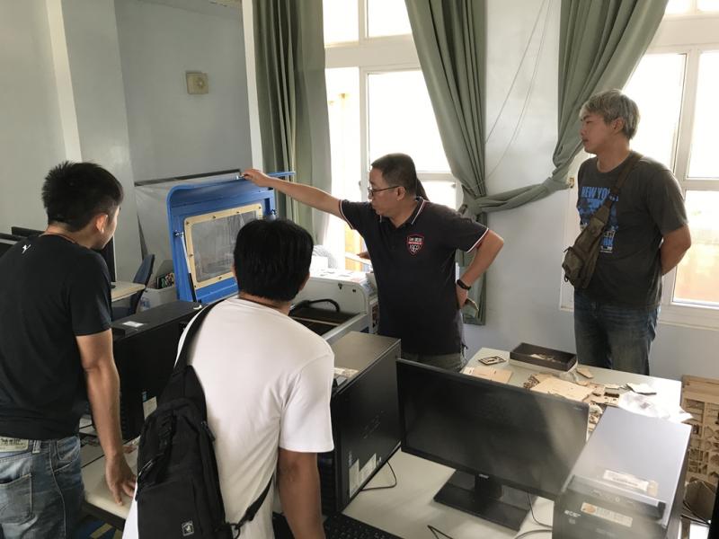 老師示範雷雕機使用