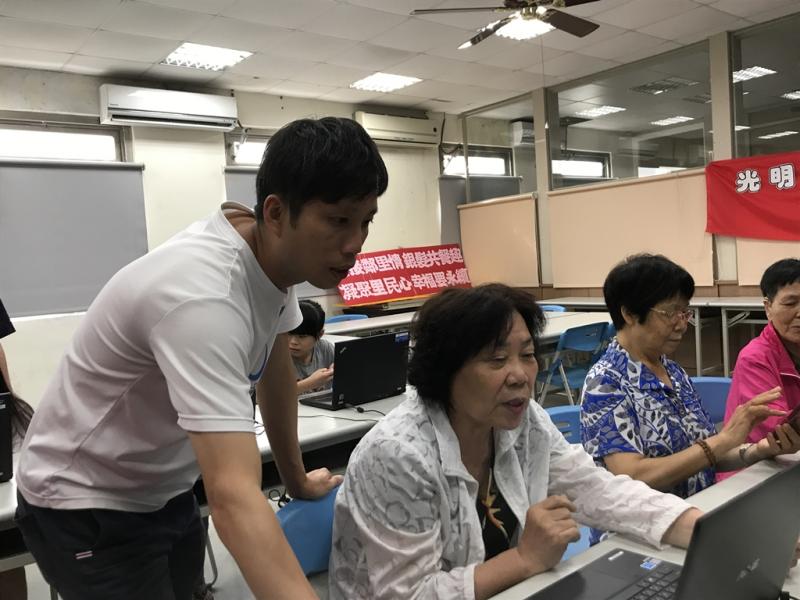 老師指導學員操作