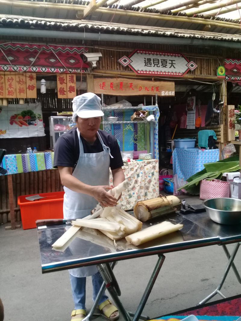 老師正在講解山林原味食譜.