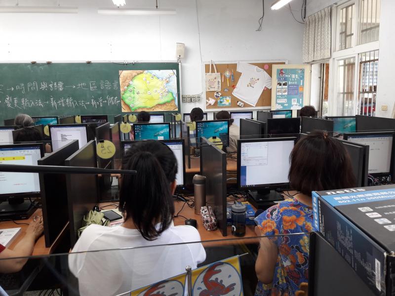 學員們都認真學習簡報製作