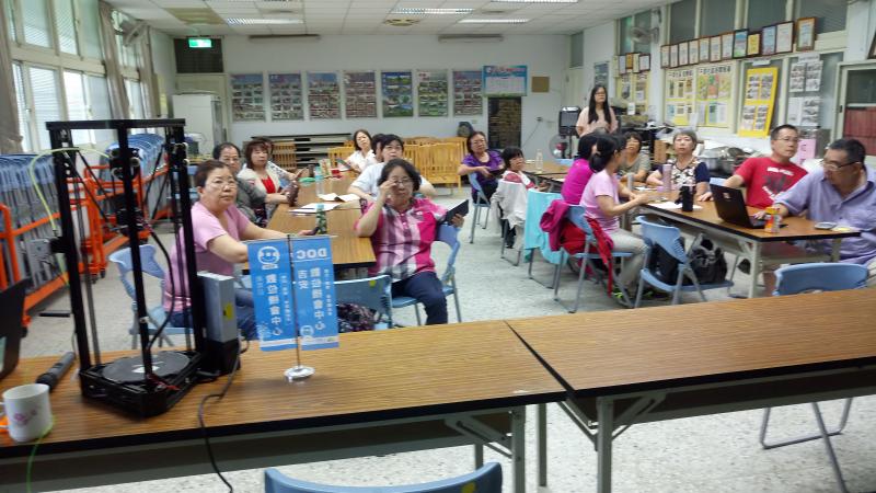 講師與學員上課畫面，超滿座的學員，專注的聽講中