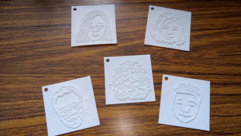 學員的頭像3D作品，以頭像列印出白色的印章。