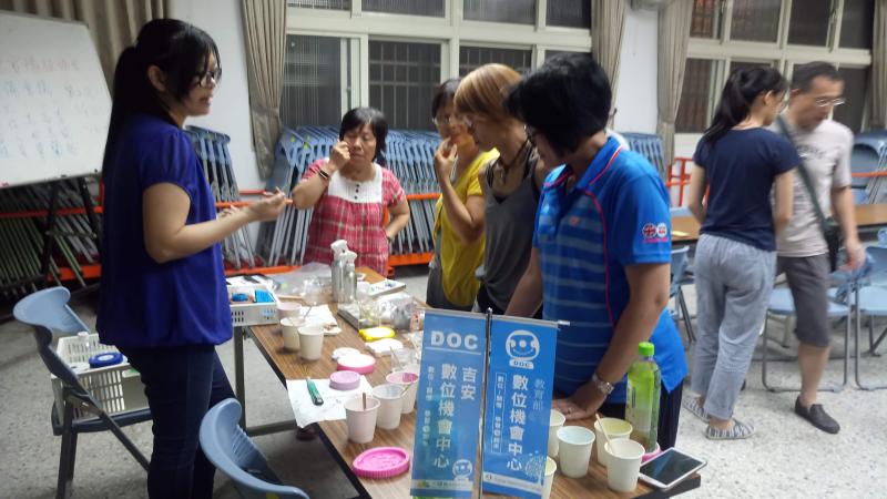 講師講解灌模的方法。