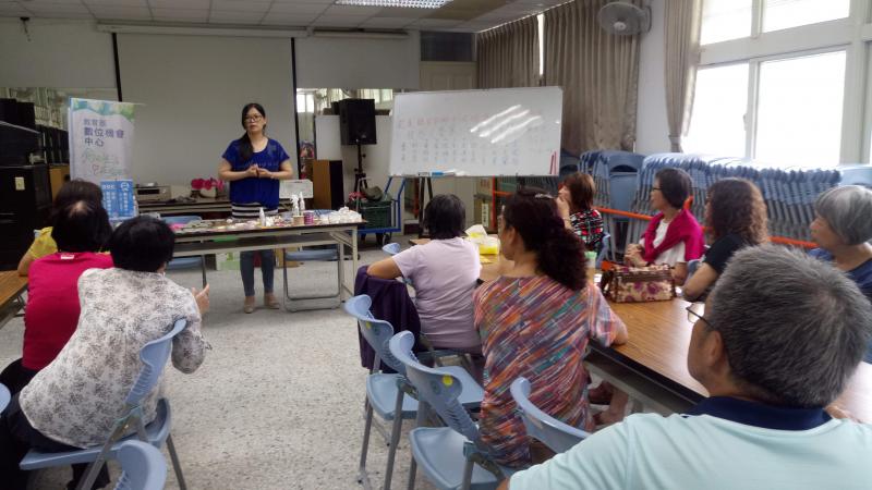 講解灌模的方法與注意要點。