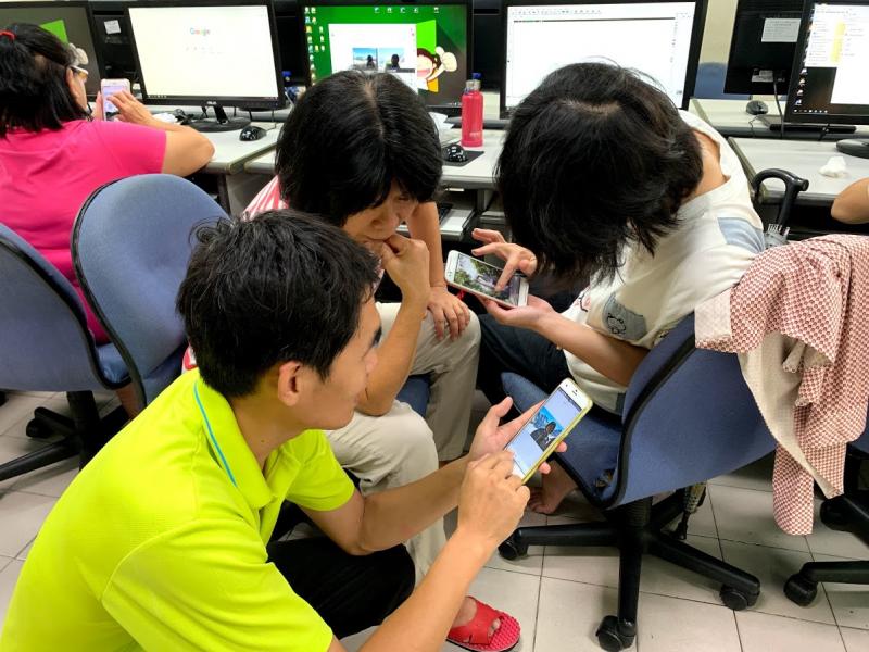 講師針對不瞭解的學員做一對一式教學