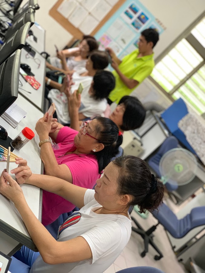 學員每個都很認真的對自己的照片進行修圖