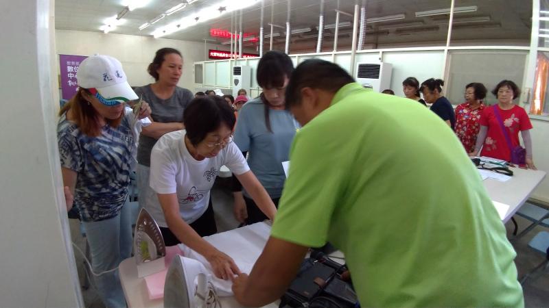 行動DOC來到光復農會推廣股，將照片轉印製衣服。