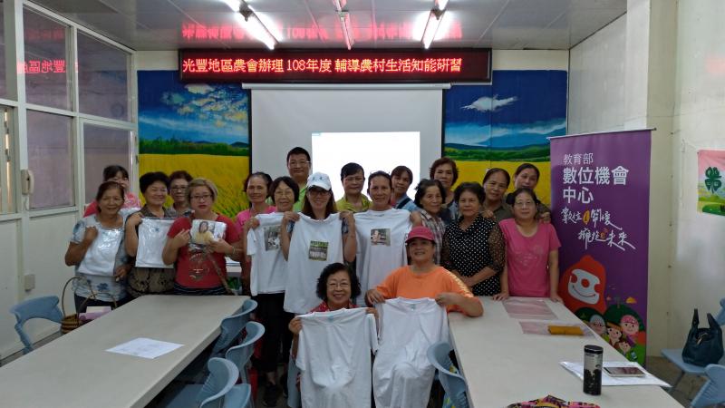 學員完成後，大家都很開心進行合照。