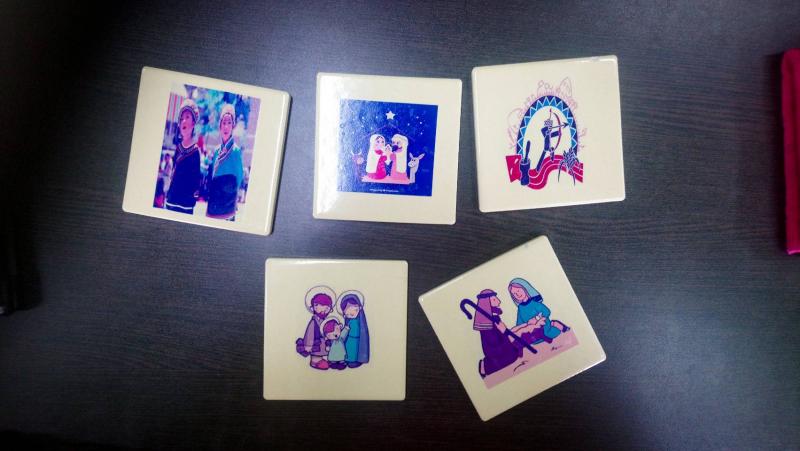 學員將網路上的圖片以熱轉印的方式貼在磁磚上。