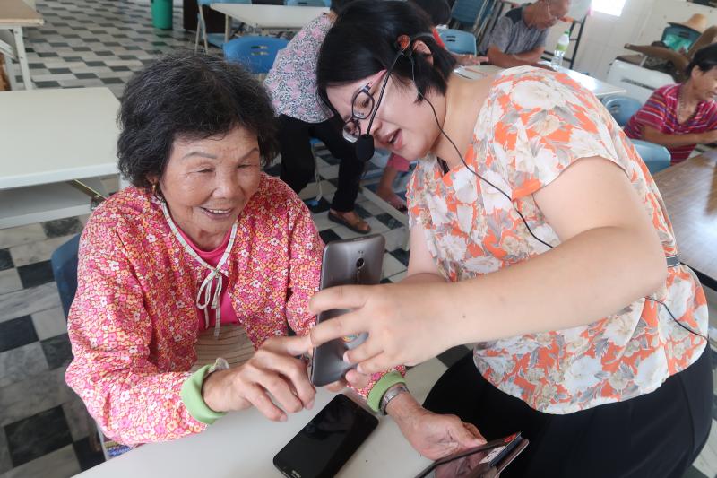 講師 指導學員 操作平板電腦