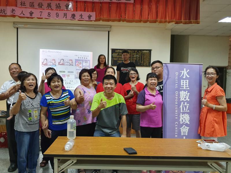 園學們學習收穫滿滿、開心得拍照合影.