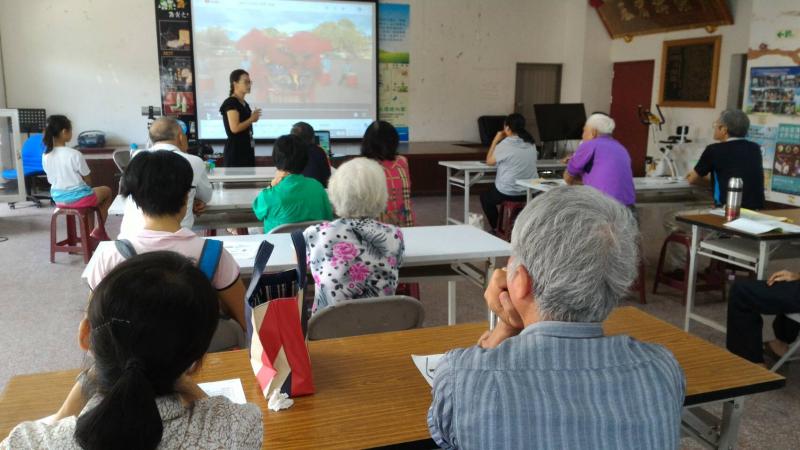 上課講解的畫面