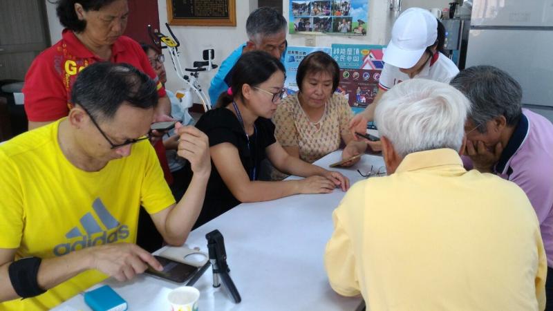 學員和老師討論如何剪片 老師示範中