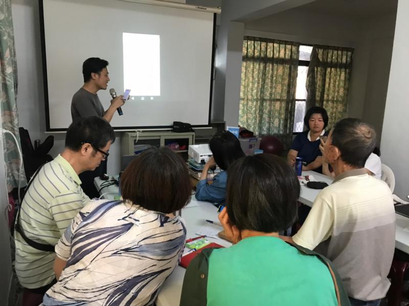 手機同步至大螢幕，讓學員們看得更清楚。