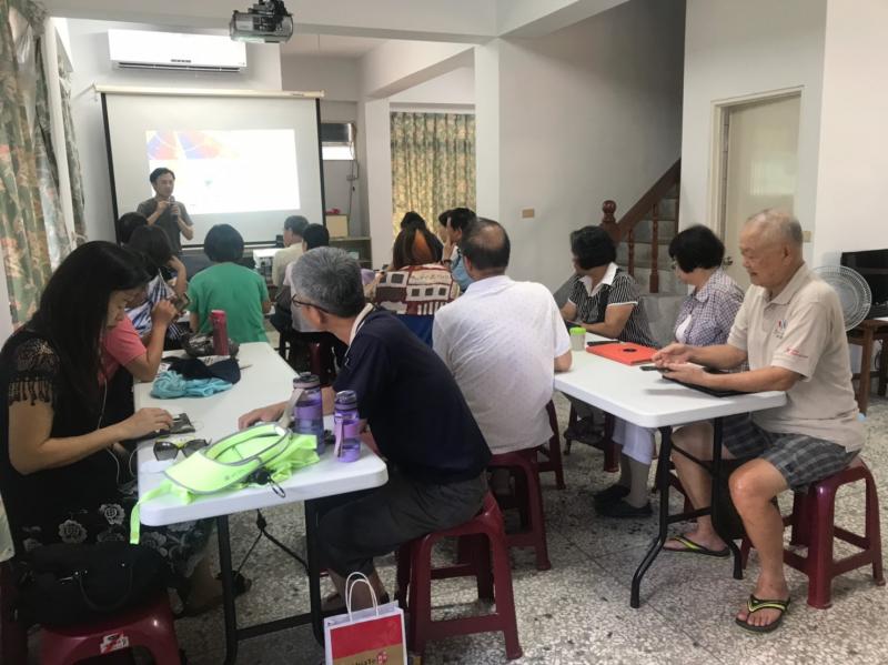 學員們一步一步，跟著講師的界紹，操作實用又豐富生活的app