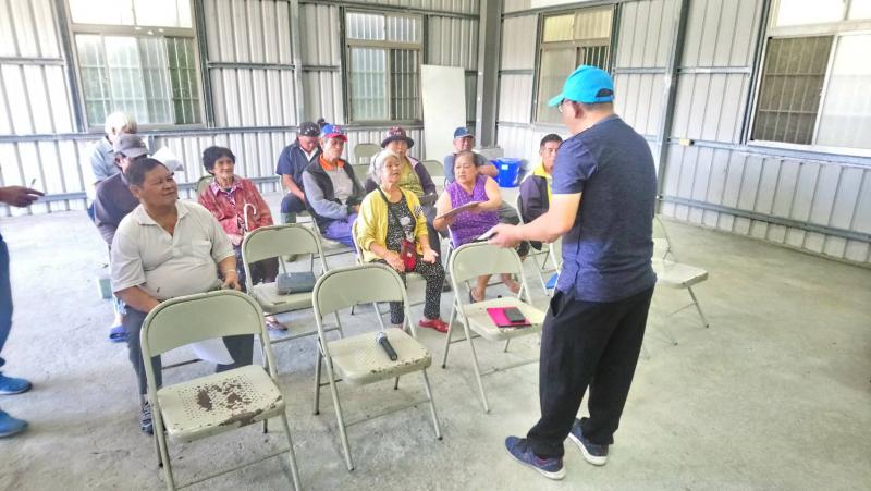 從基礎的網路拍照，到數位應用在農產品包裝，站在長者的面前，講師一步一步講解。