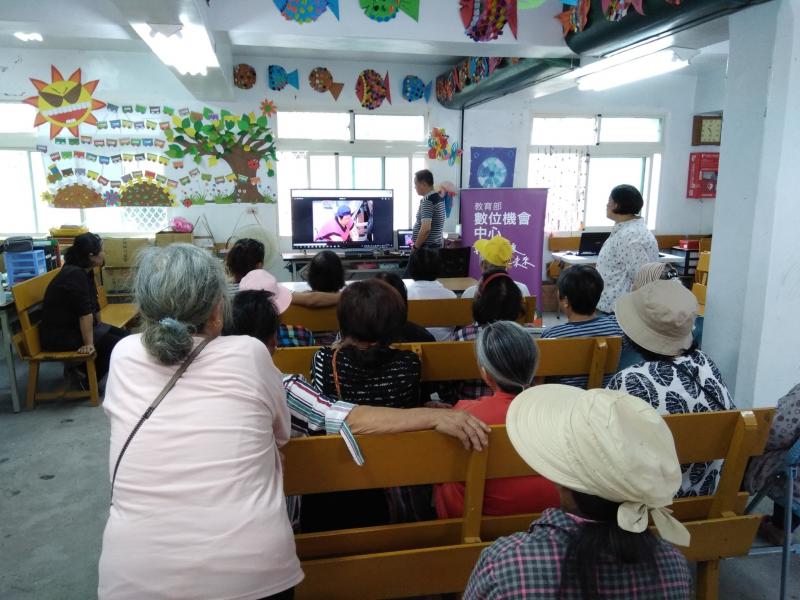 並帶到室內操作，以電視螢幕播出拍出來的成品，所有人都盯著前方的電視螢幕。