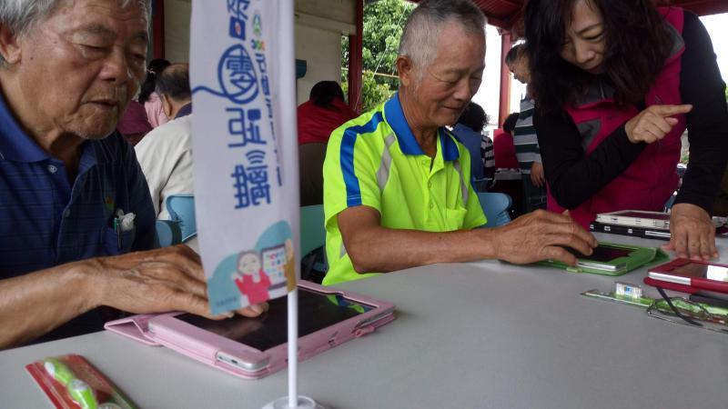 鄭龍麟講師與長輩學員的教學互動。